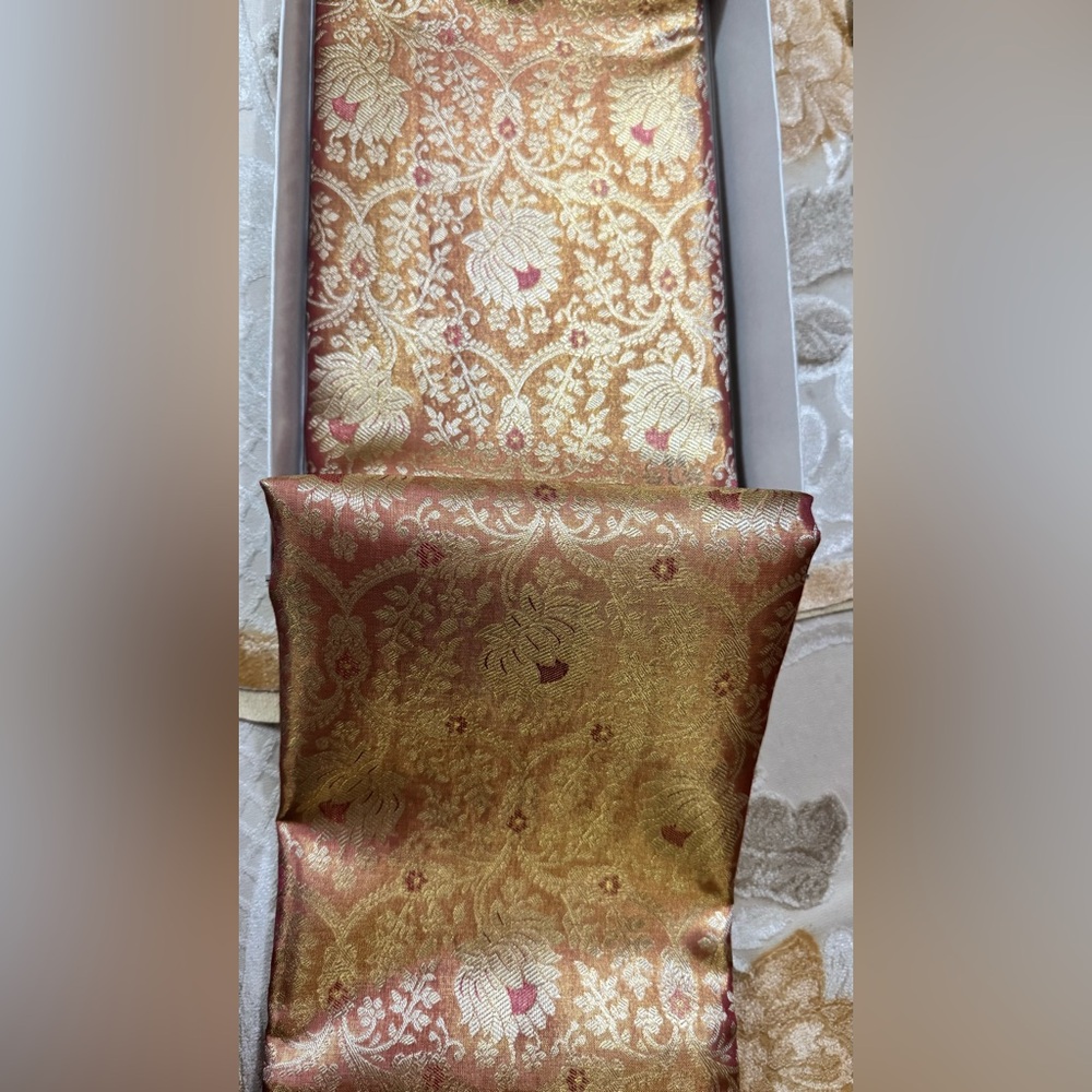Stunning Pink/Peach and Gold Handwoven Kanjeevaram Silk and Pure Zari Saree - Picture 6 of 16